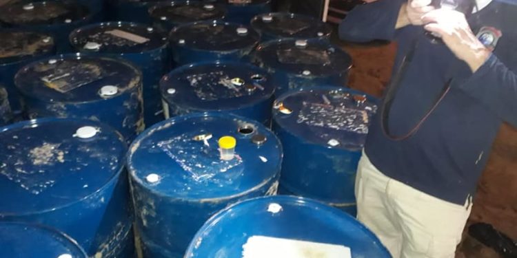 Fiscal antinarcótico intervino en incautación de 50 tambores de precursores químicos para cocaína Fiscal antinarcótico intervino en incautación de 50 tambores de precursores químicos para cocaína