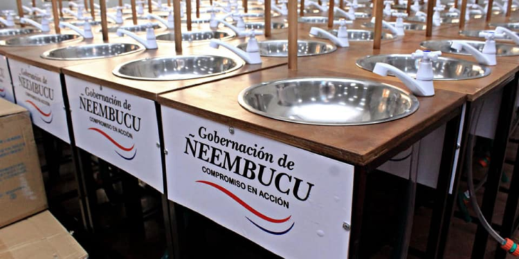 Entregan 350 lavamanos y 20.000 mascarillas para instituciones educativas de Ñeembucú Entregan 350 lavamanos y 20.000 mascarillas para instituciones educativas de Ñeembucú