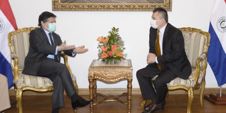 Canciller y embajador ruso hablaron sobre trámites para la llegada de más vacunas