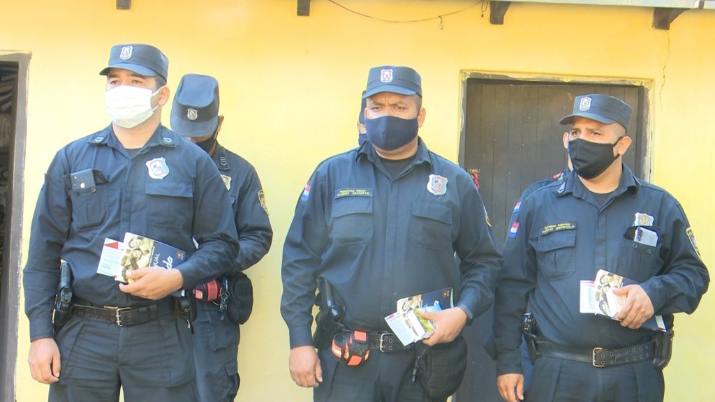 Entregan material de apoyo y mensaje de aliento a agentes policiales de Lambaré Entregan material de apoyo y mensaje de aliento a agentes policiales de Lambaré