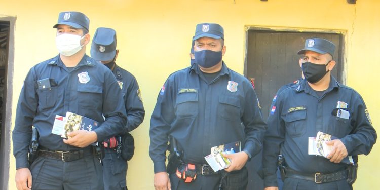 Entregan material de apoyo y mensaje de aliento a agentes policiales de Lambaré Entregan material de apoyo y mensaje de aliento a agentes policiales de Lambaré