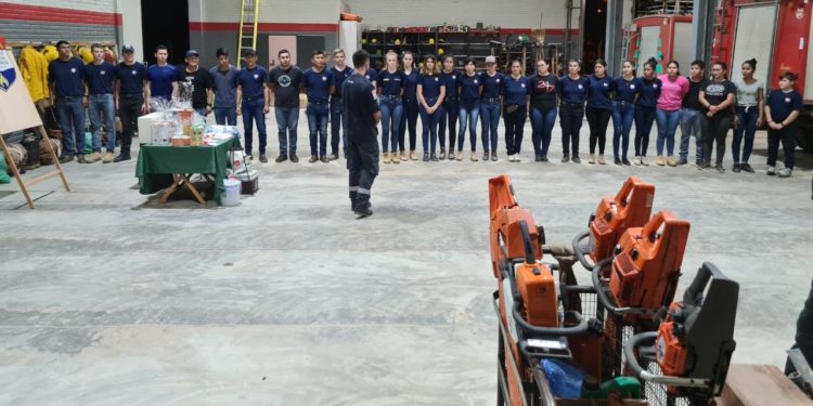 Aspirantes a bomberos organizaron rifa para adquirir uniformes Aspirantes a bomberos organizaron rifa para adquirir uniformes