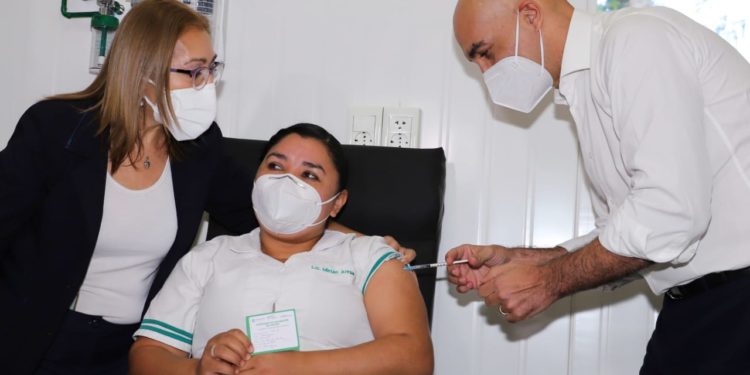 Se inició la vacunación contra la covid-19 al personal de salud Se inició la vacunación contra la covid-19 al personal de salud