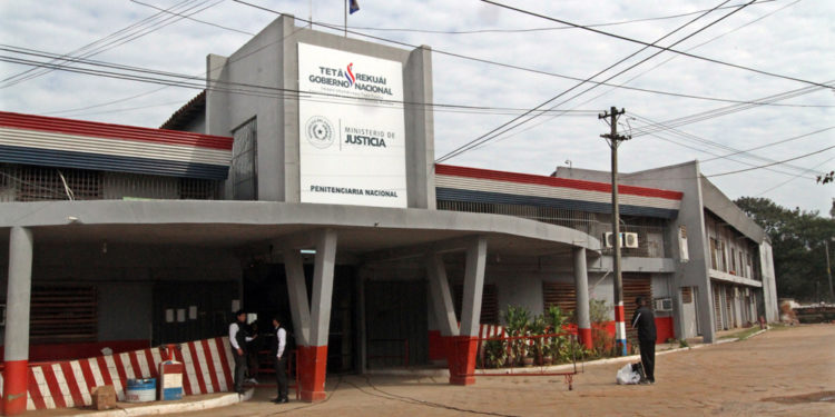 Tras diálogo con internos se levanta motín y toma de rehenes en Tacumbú