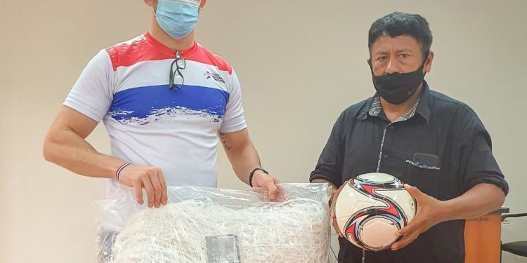 Comunidad indígena de Loma Plata recibe implementos deportivos Comunidad indígena de Loma Plata recibe implementos deportivos