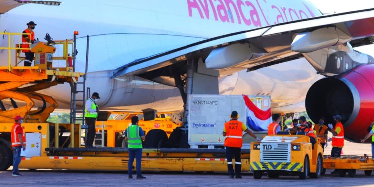 Llega primer lote de vacunas contra el covid-19 al Paraguay