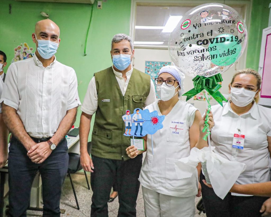 Trabajadores de salud de Concepción reciben vacunas contra el coronavirus