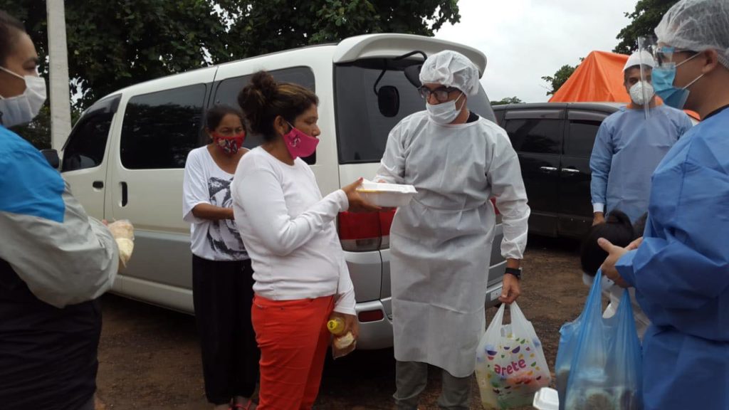 Iglesia solidaria: entregan ayuda a familiares de pacientes internados en hospital