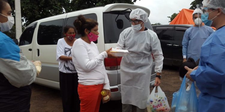 Iglesia solidaria: entregan ayuda a familiares de pacientes internados en hospital