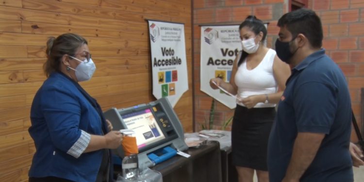 Inician capacitación sobre uso de urnas electrónicas en Filadelfia