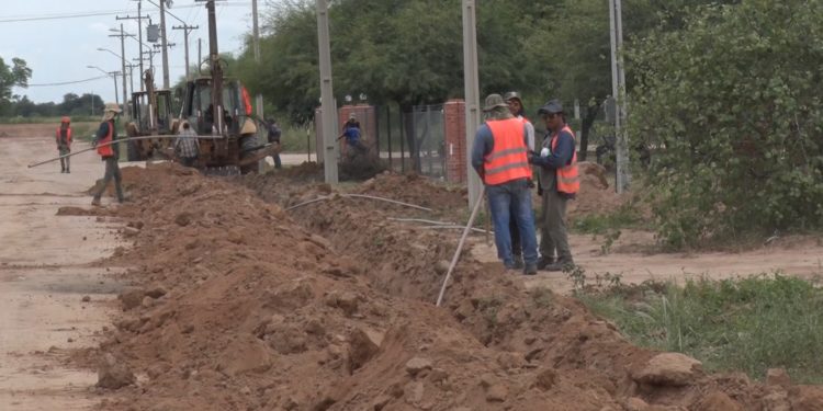 Colocación de cañerías del acueducto avanza en la comunidad Villa Choferes del Chaco