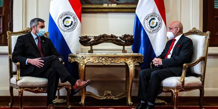 Vacunas donadas por India llegan esta tarde a Paraguay