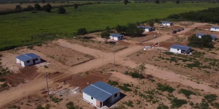 Empresa constructora mantuvo reunión con pobladores reubicados de franja de dominio Empresa constructora mantuvo reunión con pobladores reubicados de franja de dominio
