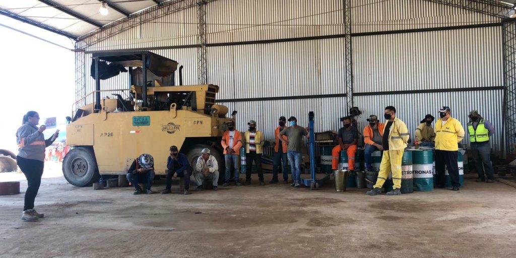 Personal de obras de la ruta Transchaco se capacita en el área ambiental y seguridad Personal de obras de la ruta Transchaco se capacita en el área ambiental y seguridad