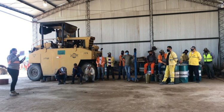 Personal de obras de la ruta Transchaco se capacita en el área ambiental y seguridad Personal de obras de la ruta Transchaco se capacita en el área ambiental y seguridad