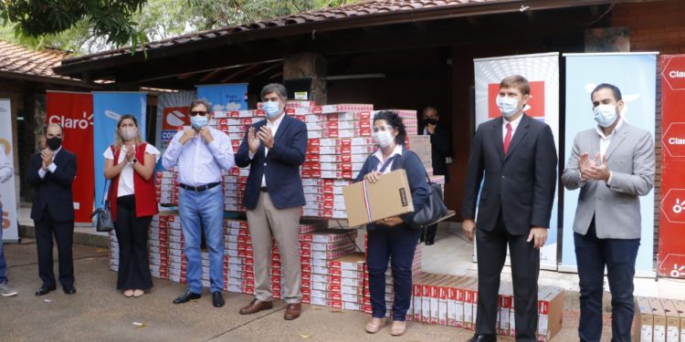 Entregan 590 notebooks con conectividad a internet para 48 instituciones educativas del país Entregan 590 notebooks con conectividad a internet para 48 instituciones educativas del país