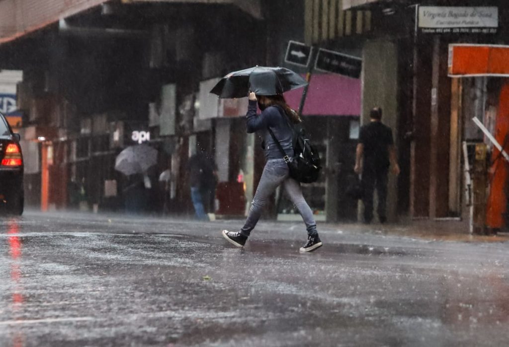 Aviso meteorológico: lluvias con tormentas eléctricas moderadas desde el sur