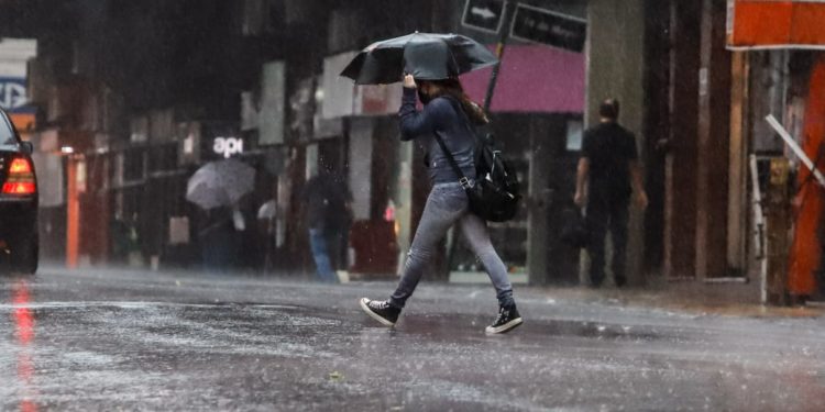 Aviso meteorológico: lluvias con tormentas eléctricas moderadas desde el sur