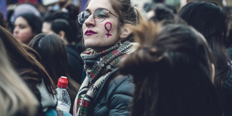 Feminismo y polarización: Creando guerras y vendiendo armas Feminismo y polarización: Creando guerras y vendiendo armas