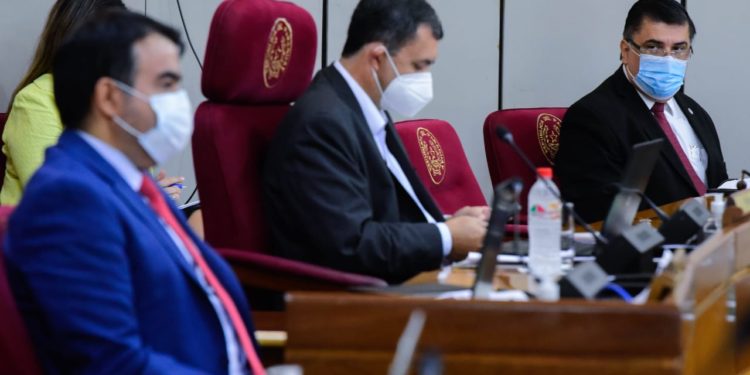 Salud y Hacienda presentan al Congreso informe sobre ley de emergencia