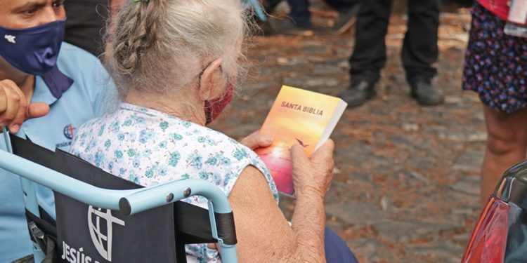 Fundación Jesús Responde continúa entregando sillas de ruedas