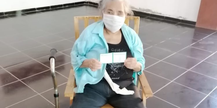 Adultos mayores a 85 años  del Distrito de Loma Plata son vacunados contra el Covid-19