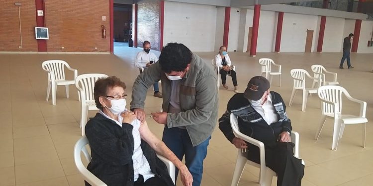 Debaten importancia de que la ciudadanía acceda a vacunarse contra el COVID-19