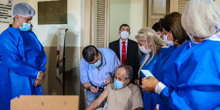 Paraguay comenzó la vacunación para adultos mayores contra el coronavirus