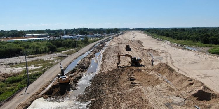 Refulado avanza en un 80% en la zona del futuro Puente Héroes del Chaco Refulado avanza en un 80% en la zona del futuro Puente Héroes del Chaco