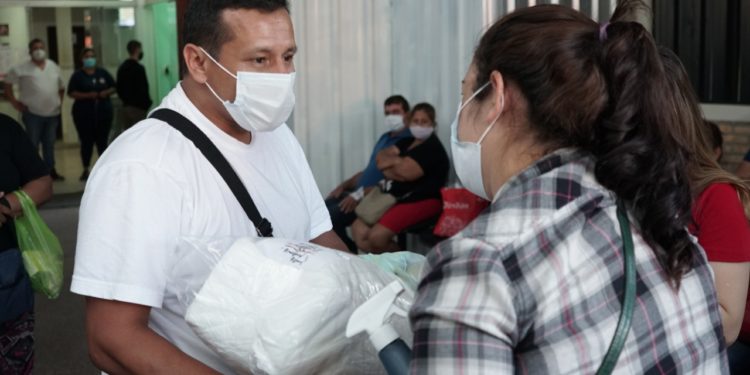 Llevan alimentos, insumos médicos y mucho más a familiares de afectados por covid-19