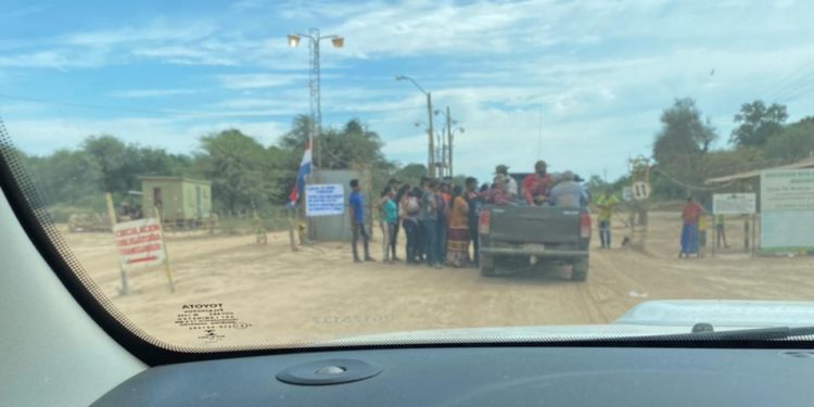Miembros de una comunidad indígena cierran camino y cobran peaje en Tte. Montanía Miembros de una comunidad indígena cierran camino y cobran peaje en Tte. Montanía