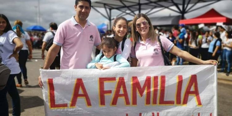 Día Nacional de la Familia se celebra en casa Día Nacional de la Familia se celebra en casa