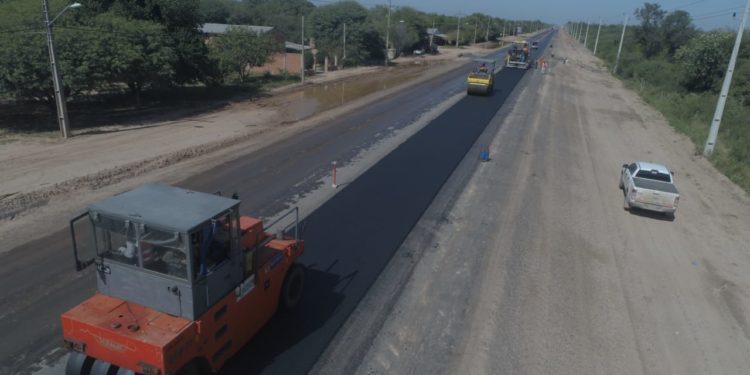 Comenzó la colocación de la primera capa de asfaltado en el acceso a Neuland Comenzó la colocación de la primera capa de asfaltado en el acceso a Neuland