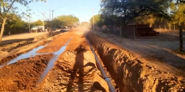 Acueducto: red de distribución entre Filadelfia y Mcal. Estigarribia, con 70% de avance Acueducto: red de distribución entre Filadelfia y Mcal. Estigarribia, con 70% de avance