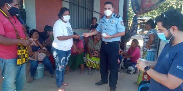 Entrega de Cédulas de Identidad en Comunidades Indígenas del Chaco