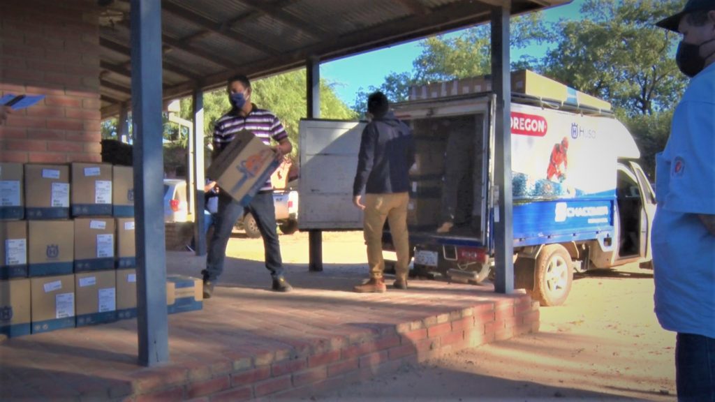 Entregan motosierras y desmalezadoras a comunidades indígenas de Boquerón