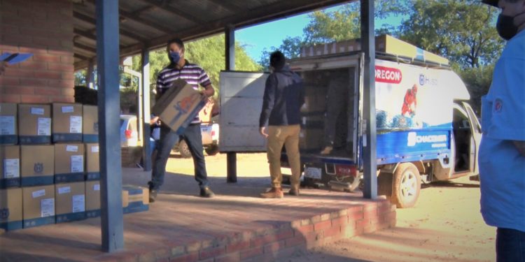 Entregan motosierras y desmalezadoras a comunidades indígenas de Boquerón