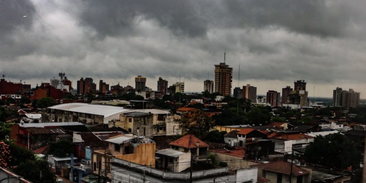 Inicio de semana laboral con clima cálido e inestable