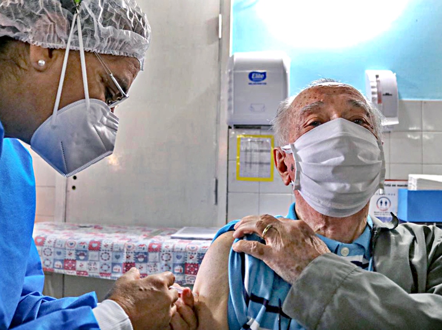 Vacunación de adultos mayores representa una «luz de esperanza» en lucha contra el coronavirus