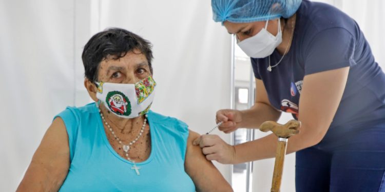 Amplían rango de vacunación contra el COVID-19 a partir de los 75 años de edad