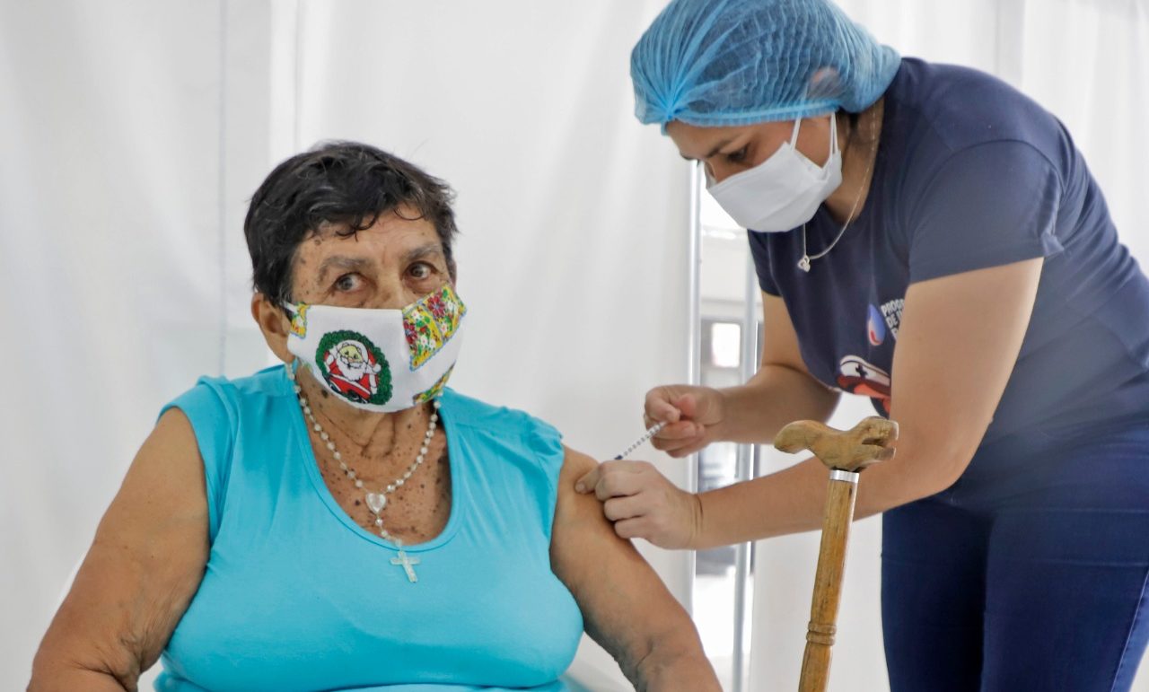 Amplían rango de vacunación contra el COVID-19 a partir de los 75 años de edad