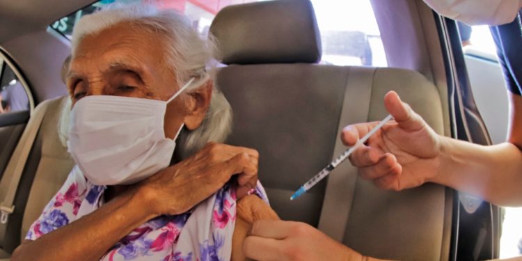 Vacunación de adultos mayores priorizará segmentos de edad con la llegada de nuevos lotes