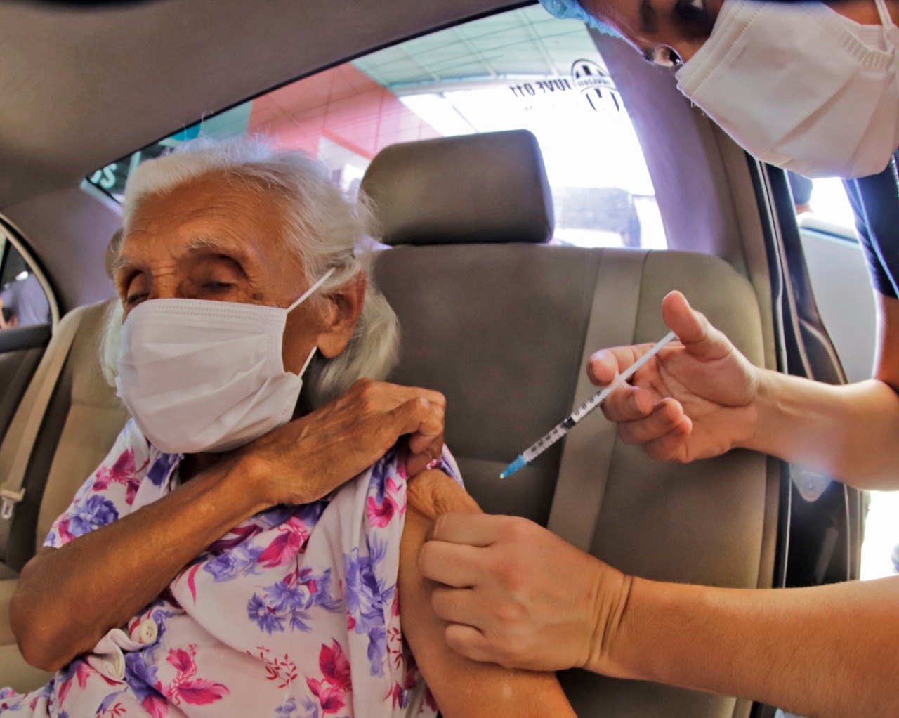 Vacunación de adultos mayores priorizará segmentos de edad con la llegada de nuevos lotes