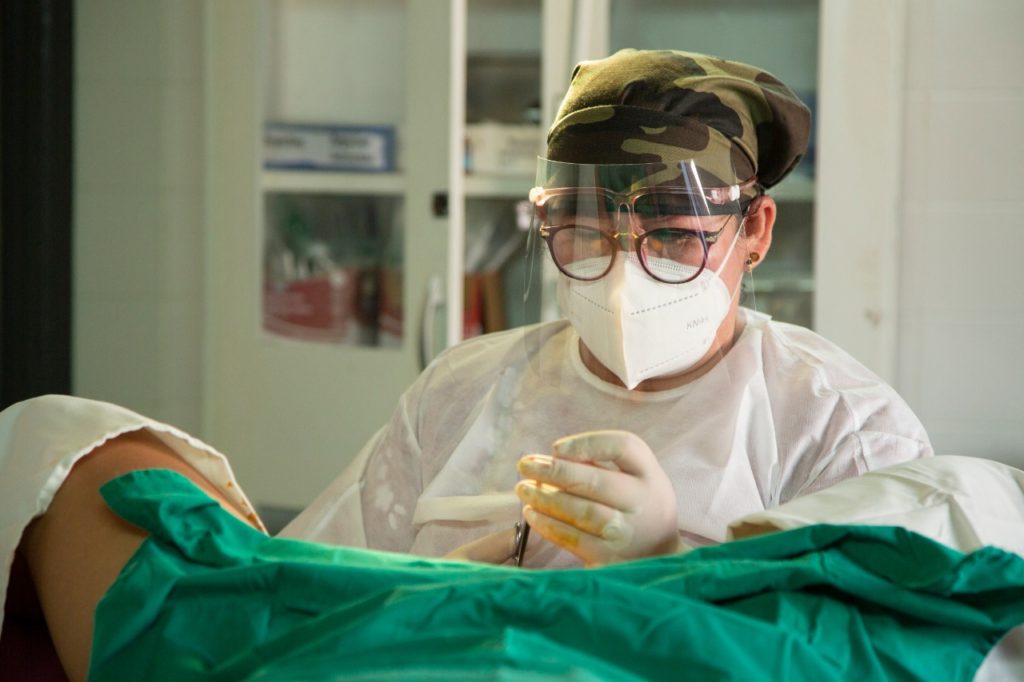 Buscan aumentar inversiones en área de partos de Salud Pública