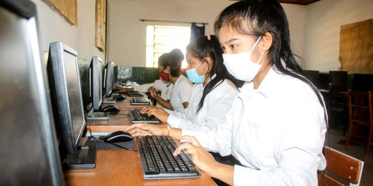 Municipalidad entregó equipos informáticos al Colegio Uj’e Lhavos