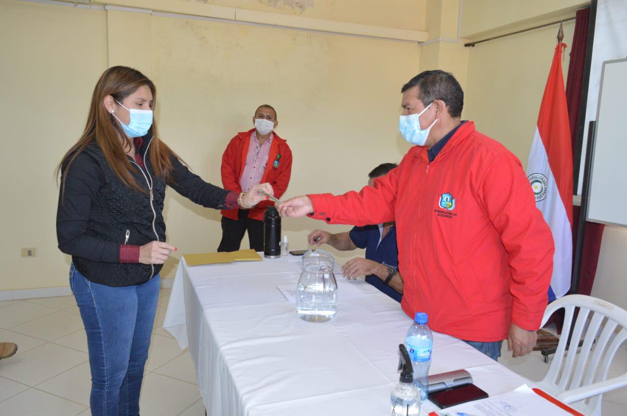 Unos 44 jóvenes indígenas de Boquerón recibieron ayudas económicas del INDI