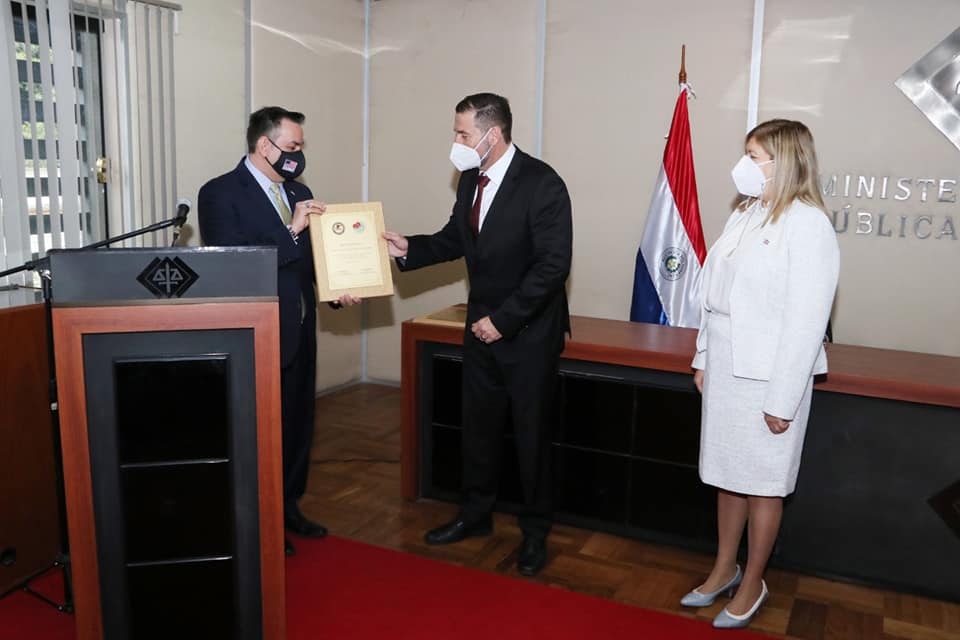 Brindan reconocimiento a fiscal de Filadelfia por sus labores contra el narcotráfico