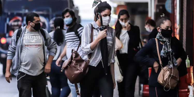 Prevén flexibilizar medidas sanitarias para aliviar impacto económico