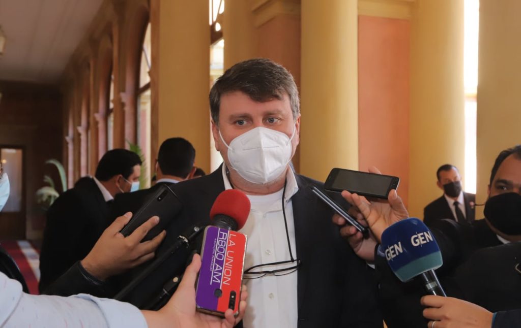 Avanzan negociaciones para mantener precio de combustible y evitar suba del pasaje