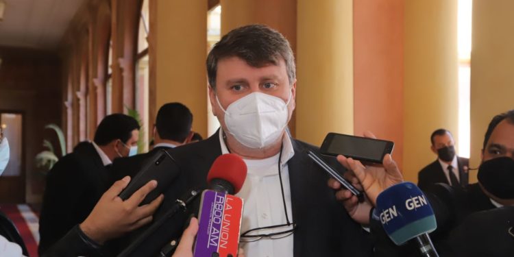 Avanzan negociaciones para mantener precio de combustible y evitar suba del pasaje